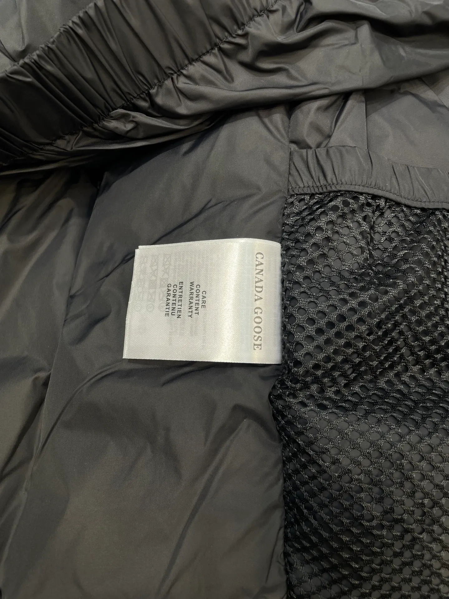 P910 special version 🌟 🇨🇦CANADA GOOES 24 new models 08 models/couple models Factory direct supply: supplying global purchasing agents, micro-business, entities, Tmall, high-end stalls and studio cooperation, free shipping! Canada Goose Expedition Parka 2008 is the same style for men and women. It is mid-length and the most timeless classic. All Arctic and Antarctic scientific expedition teams choose Canada Goose as their cold-proof equipment. It is the Rolls-Royce of down jackets. ➖ Industry-leading anti-counterfeiting chip sensing. ➖ Imported Behringer embroidery machines and customized embroidery labels, the highest level and industry leading. ➖ Imported Korean 21-count polyester-cotton blended original fabric, TC85 waterproof coated fabric, water-repellent, windproof and wear-resistant. ➖ The new national standard 80 white duck down is filled with an average of 520 grams of down. The amount of down filled is industry-leading. ➖ 100% nylon lining with double double-layer sealing design to prevent velvet running, and seamless thread design on the cuffs! ➖ Western Canadian Green Wolf Collar. ➖ Yoshida YKK provides original factory-customized electroplated sliders. YKK two-way lockable zippers are tight and smooth and do not peel off paint. ➖ 3M composite Velcro is durable and the accessories and hardware are all custom-made. Note: Our copywriting is only simple and clear. Instead of bragging about the copywriting, it is better to compare and understand with samples. Only for the purest goose, the most dedicated, the most professional, the highest quality, the highest cost performance!  Size:XS-XXL